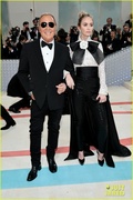 emily-blunt-sienna-miller-met-gala-together-pics-31.jpg