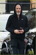 chris-pine-sports-all-black-outfit-for-afternoon-meeting-02.jpg