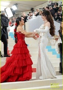anne-hathaway-valentino-look-met-gala-09.jpg