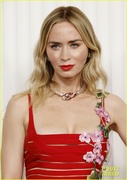 emily-blunt-john-krasinski-cute-moments-sag-awards-08.jpg