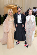 Sienna+Miller+2021+Met+Gala+Celebrating+America+lkIrkP70XdLx.jpg