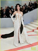 anne-hathaway-valentino-look-met-gala-01.jpg