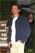 orlando-bloom-all-smiles-during-night-out-with-friends-santa-monica-02.jpg