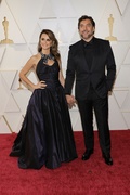penelope-cruz-javier-bardem-couple-up-oscars-08.jpg