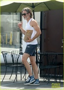 chris-pine-spotted-in-tank-top-and-shorts-08.jpg