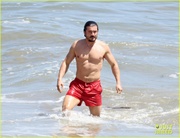orlando-bloom-shows-off-fit-physique-at-the-beach-10.jpg