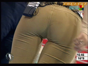 Evangelina.Anderson.Pantalon.Ajustado.Beige.Vueltita.Intrusos..No.Audio.SD.HQ.60FPS-Colitaz.105.jpeg