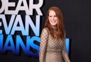 Julianne+Moore+Dear+Evan+Hansen+Los+Angeles+WxnRGMOIVB1x.jpg