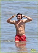orlando-bloom-shows-off-fit-physique-at-the-beach-25.jpg