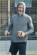 chris-pine-scruffy-picking-up-coffee-04.jpg