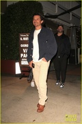 orlando-bloom-all-smiles-during-night-out-with-friends-santa-monica-08.jpg