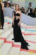 margot-robbie-clear-pvc-corset-dress-met-gala-03.jpg