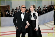 emily-blunt-sienna-miller-met-gala-together-pics-33.jpg