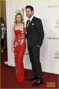 emily-blunt-john-krasinski-cute-moments-sag-awards-06.jpg