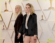 kristen-stewart-dylan-meyer-oscars-2022-02.jpg