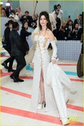 anne-hathaway-valentino-look-met-gala-10.jpg