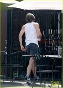 chris-pine-spotted-in-tank-top-and-shorts-03.jpg