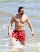 orlando-bloom-shows-off-fit-physique-at-the-beach-03.jpg