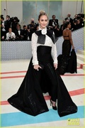 emily-blunt-sienna-miller-met-gala-together-pics-28.jpg