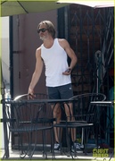 chris-pine-spotted-in-tank-top-and-shorts-17.jpg