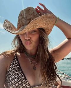 Olivia Holt (10).jpg