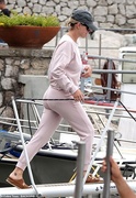 46377563-9869887-Sunshine_at_bay_Katy_kept_the_sunshine_at_bay_behind_a_stylish_p-a-7_1628275842974.jpg