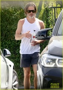 chris-pine-spotted-in-tank-top-and-shorts-09.jpg