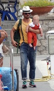 46377561-9869887-Dapper_Orlando_caught_the_eye_in_a_bright_yellow_T_shirt_teamed_-a-6_1628275842184.jpg