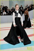 emily-blunt-sienna-miller-met-gala-together-pics-12.jpg