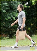orlando-bloom-grabs-groceries-gym-27.jpg