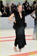 emily-blunt-sienna-miller-met-gala-together-pics-25.jpg