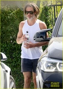 chris-pine-spotted-in-tank-top-and-shorts-02.jpg
