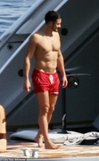 46182893-9851949-Wow_Orlando_showcased_his_chiselled_and_hunky_frame_in_a_pair_of-m-35_1627901399031.jpg