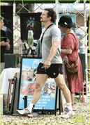 orlando-bloom-grabs-groceries-gym-07.jpg