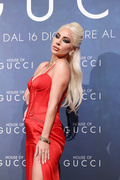 Lady+Gaga+House+Gucci+Italian+Premiere+Photocall+j_IxHnnpLGDx.jpg