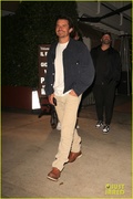 orlando-bloom-all-smiles-during-night-out-with-friends-santa-monica-05.jpg