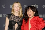 jodie-comer-sandra-oh-killing-eve-photo-call-03.jpg