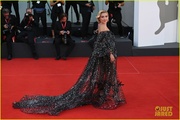 florence-pugh-dwd-premiere-venice-red-carpet-pics-18.jpg