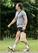orlando-bloom-grabs-groceries-gym-25.jpg