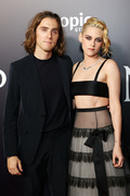 Kristen+Stewart+Los+Angeles+Premiere+Neon+AVintvHWZ6Sx.jpg