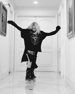 Avril Lavigne - Page 9 MEKFZZ3_t