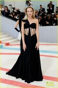 margot-robbie-clear-pvc-corset-dress-met-gala-07.jpg