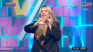 Laurita.Fernandez.Bienvenidos.a.Ganar.Vestido.Blazer.Abierto.1080P-Colitaz.23.jpeg