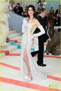 anne-hathaway-valentino-look-met-gala-14.jpg