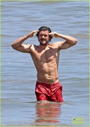orlando-bloom-shows-off-fit-physique-at-the-beach-23.jpg