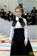 emily-blunt-sienna-miller-met-gala-together-pics-26.jpg