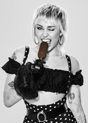 Miley Cyrus - Page 8 MERSBI_t