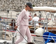 46377539-9869887-Mask_in_hand_Katy_carried_a_face_mask_in_her_right_hand-a-10_1628275844773.jpg