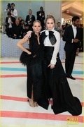 emily-blunt-sienna-miller-met-gala-together-pics-03.jpg