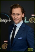 tom-hiddleston-loki-team-nyc-04.jpg